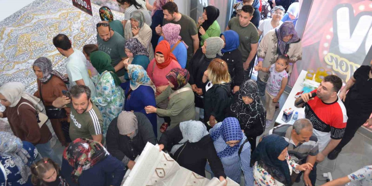 Halı Mağazasının Açılışına Yoğun İlgi: Adeta Birbirilerini Ezdiler