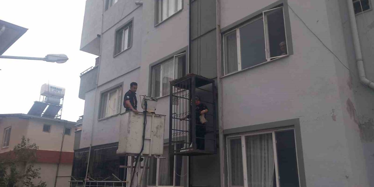 Asansörde mahsur kaldı, sokağı seyre başladı