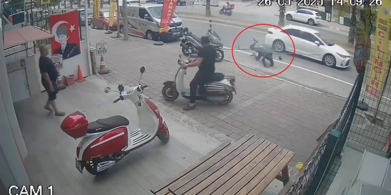 Taşıdığı demir borular yoldan geçen araca takıldı, yere savruldu