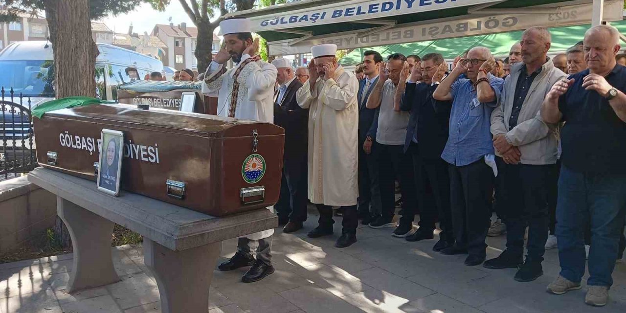 Beton kemerin altında kalan doktor ve eşi toprağa verildi