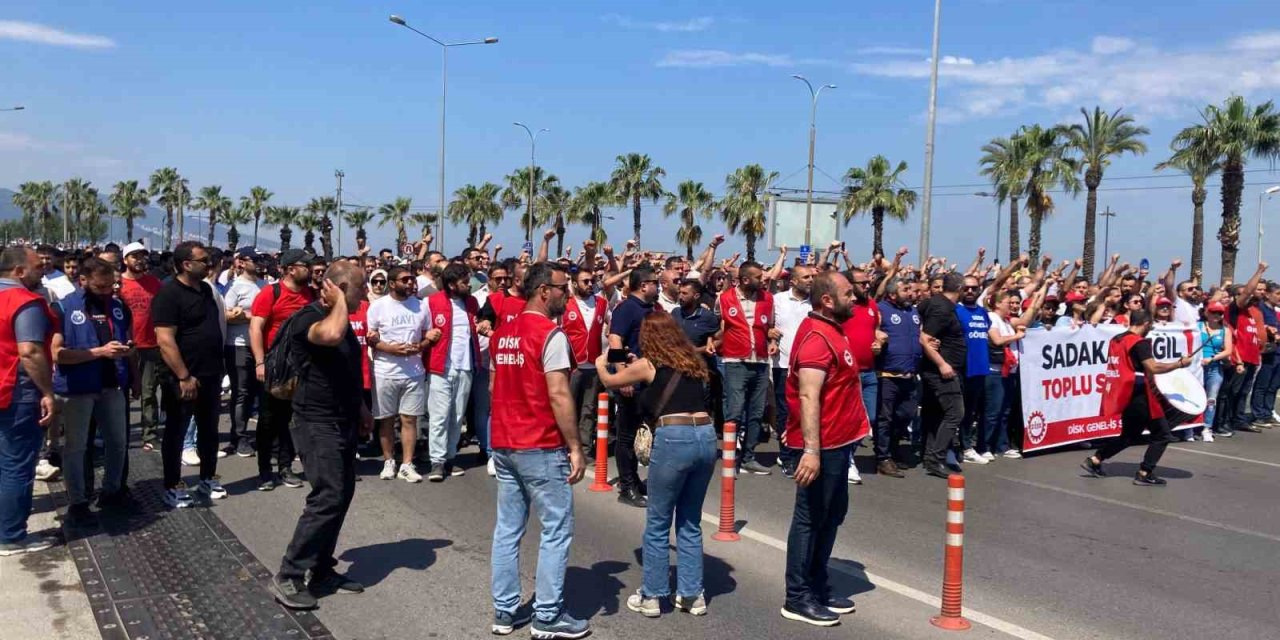 İzmir’de grev ikinci gününde: Binlerce işçi yürüyüş yaptı, meydanlar sloganlarla inledi