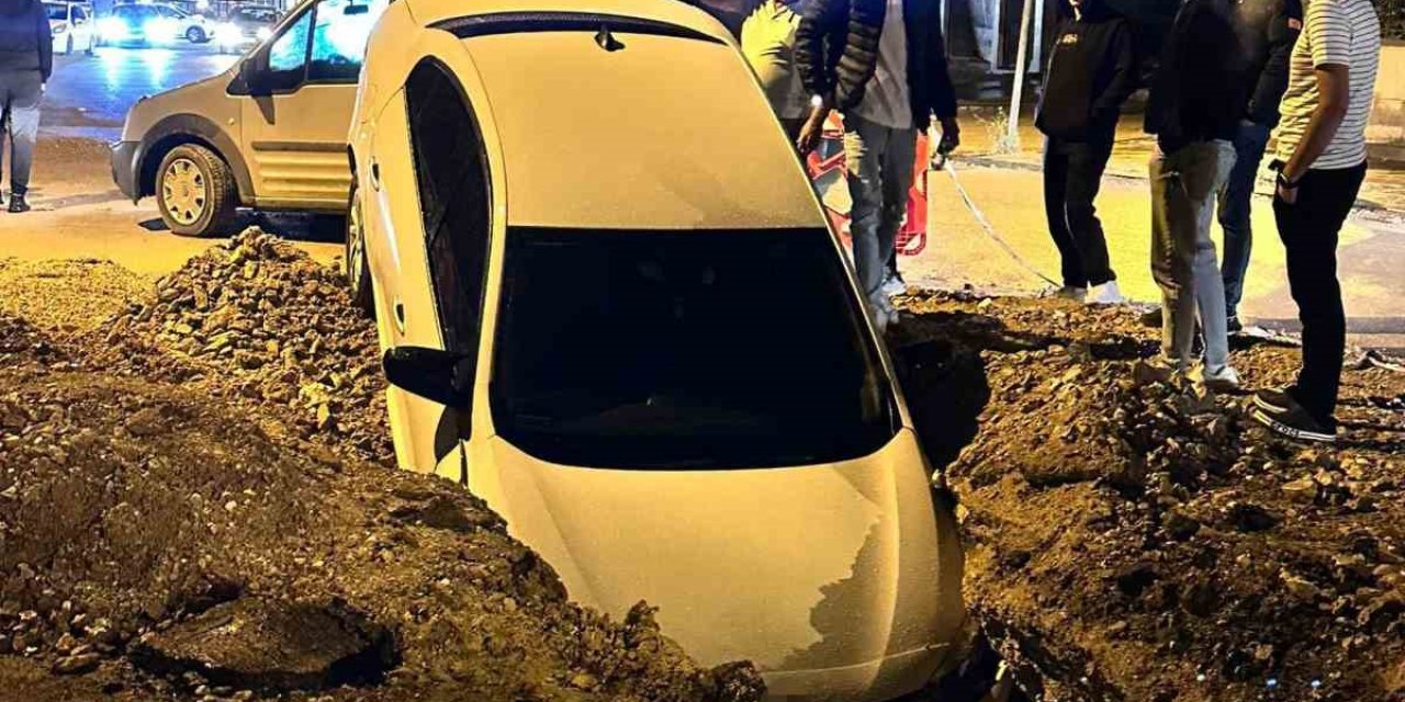 Ankara’da açık bırakılan kazı alanına otomobil düştü