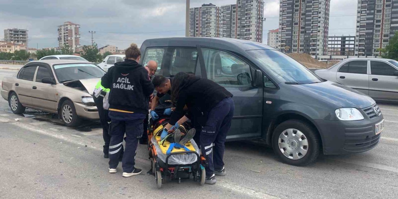 Kırmızı Işıkta Bekleyen Araca Arkadan Çarptı