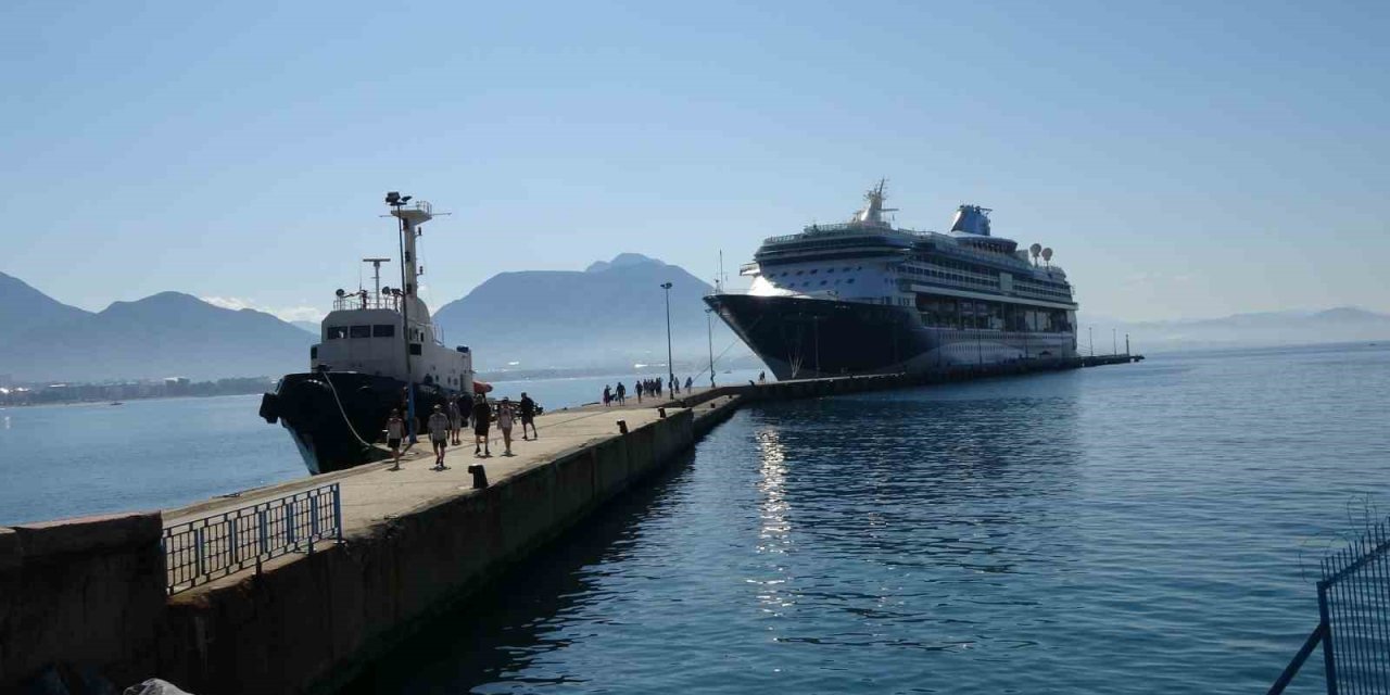 Bahama Bandıralı "Marella Discovery 2" Kruvaziyeri Alanya Limanı’na Demir Attı