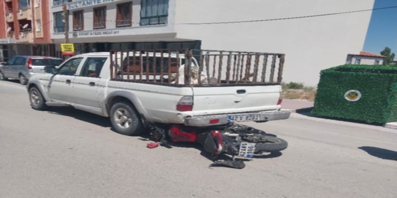 Motosiklet pikapa arkadan çarptı: Sürücü yaralandı
