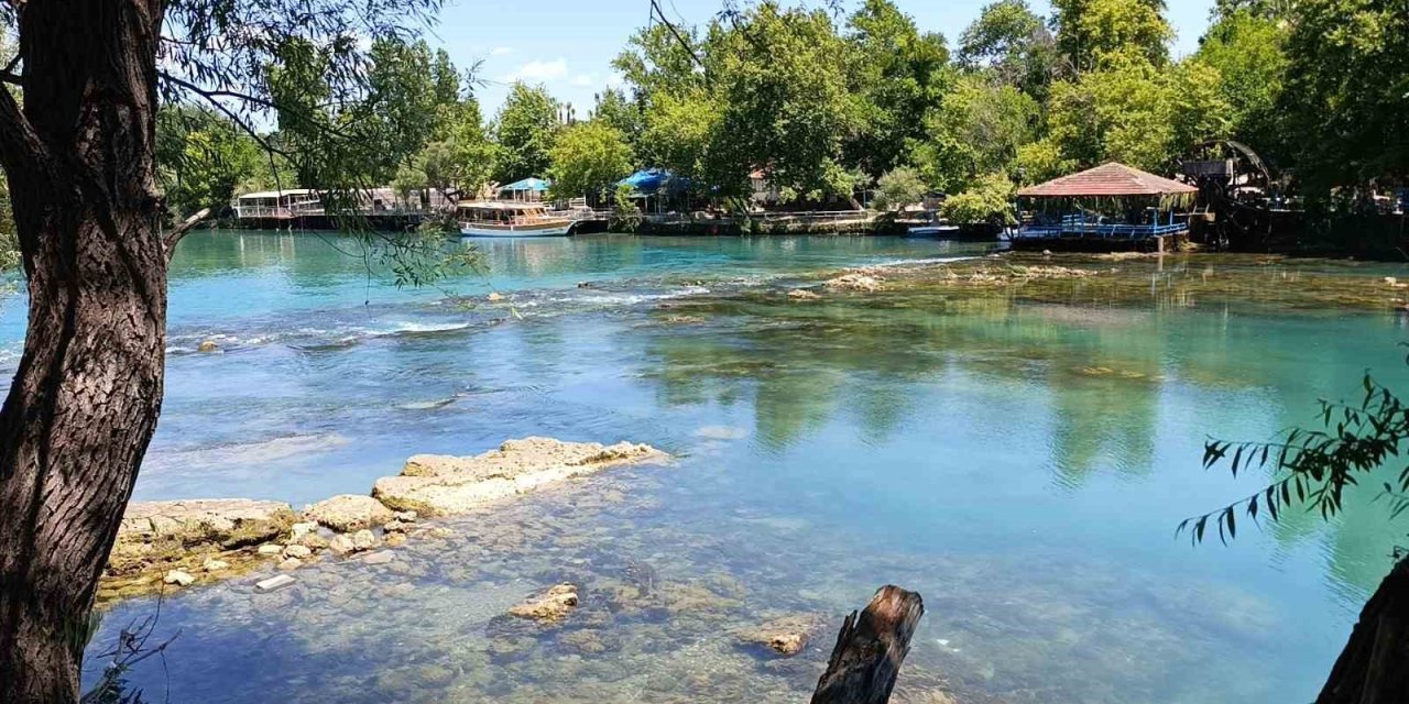 Manavgat Şelalesi’nde Su Seviyesi Düştü, Turistler Şaşkınlık Yaşadı