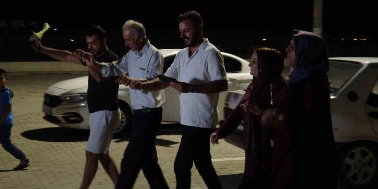 İnfaz düzenlemesi yürürlüğe girdi, tahliye sevinci cezaevi önünde halayla kutlandı
