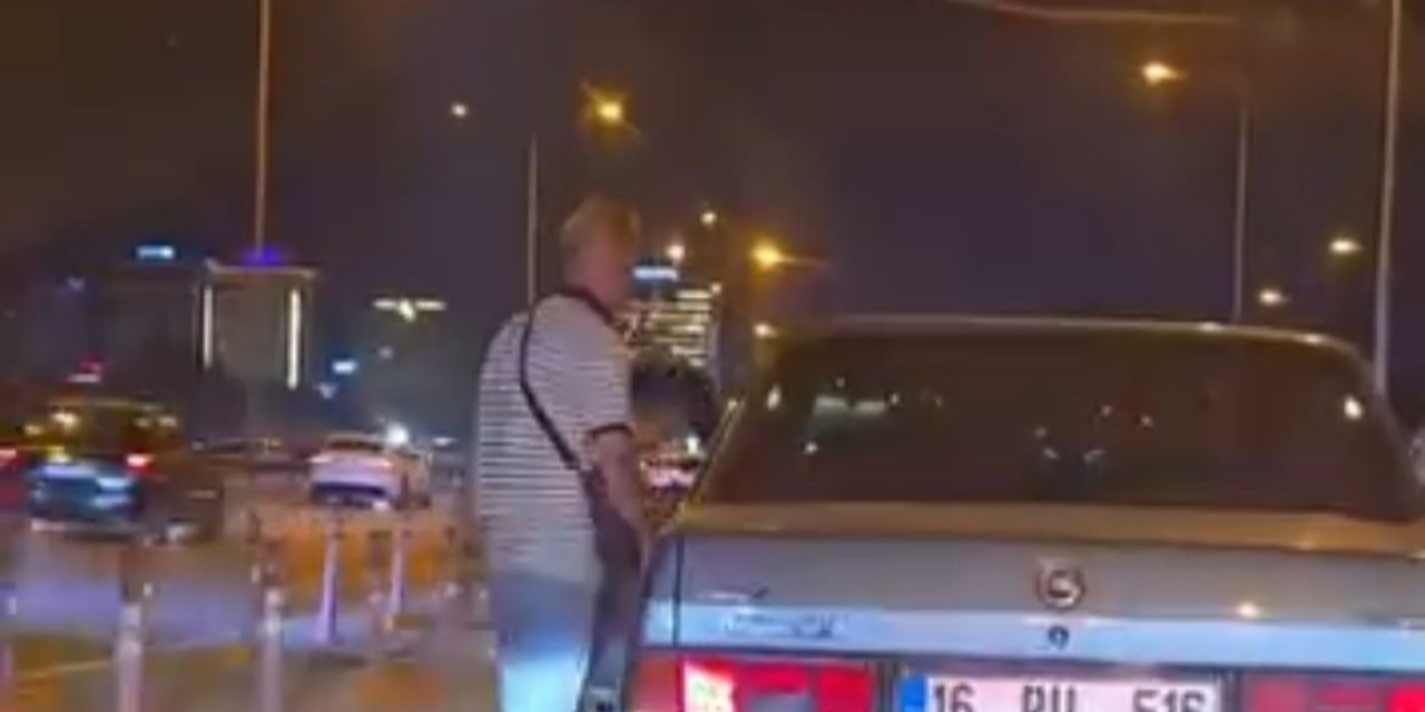 Sinyal vermeyen sürücünün önünü kesip camı yumrukladı