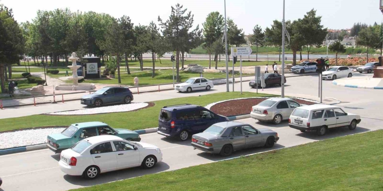 Konya Antalya'ya aktı yollar araç seli Beyşehir lastik iziyle doldu