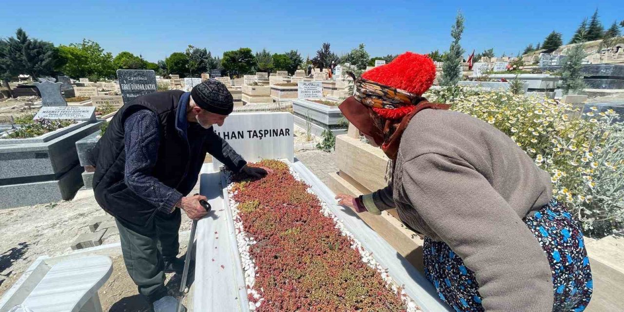 Ankara’da mezara gitmek bile lüks oldu: Yaşlı çiftin yardımına Vali yetişti