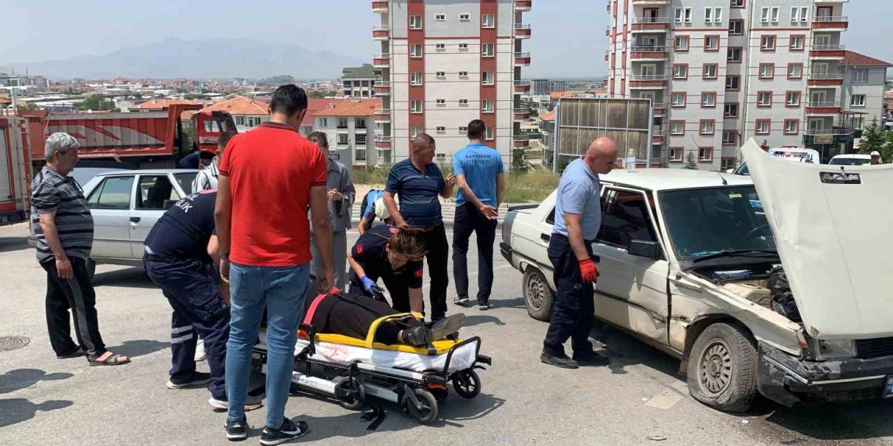 Kontrolsüz kavşakta çarpıştılar: 2 yaralı, kaza anı kamerada