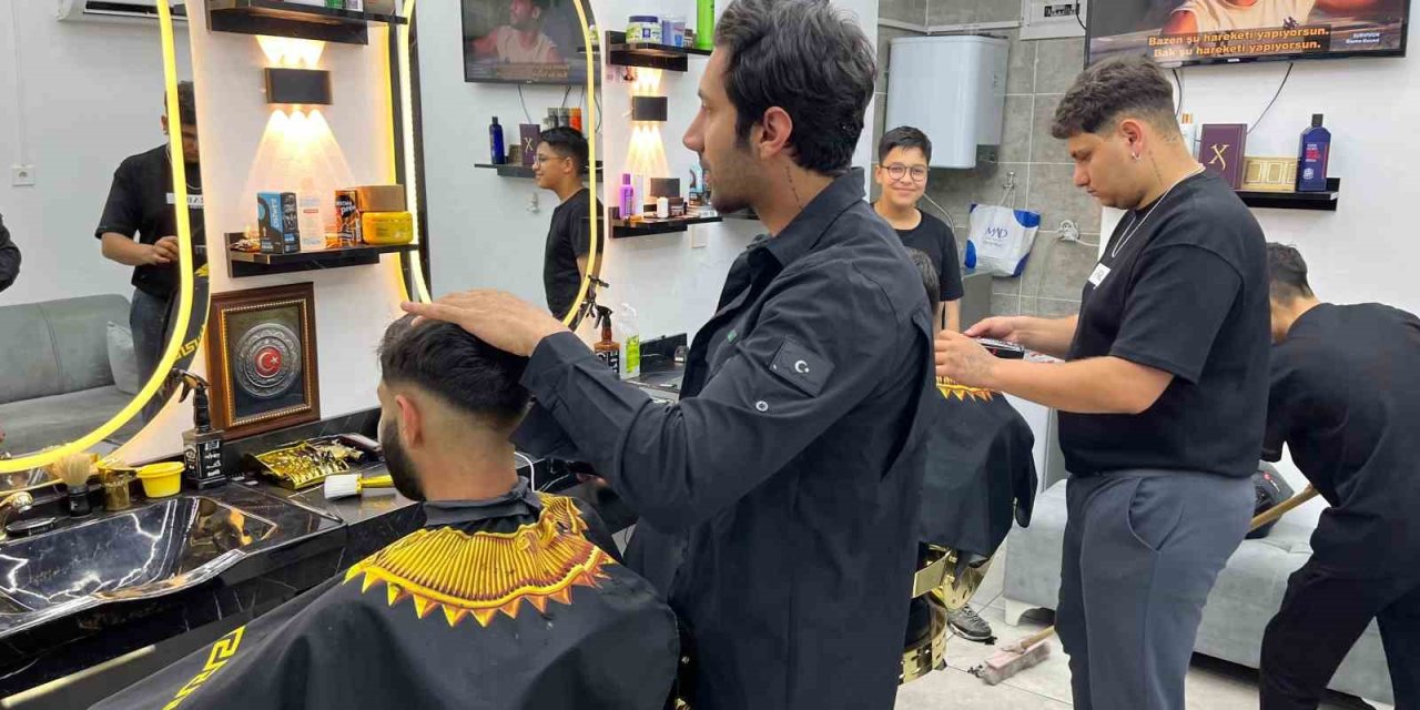 Berberler bayram sabahına kadar makas salladı