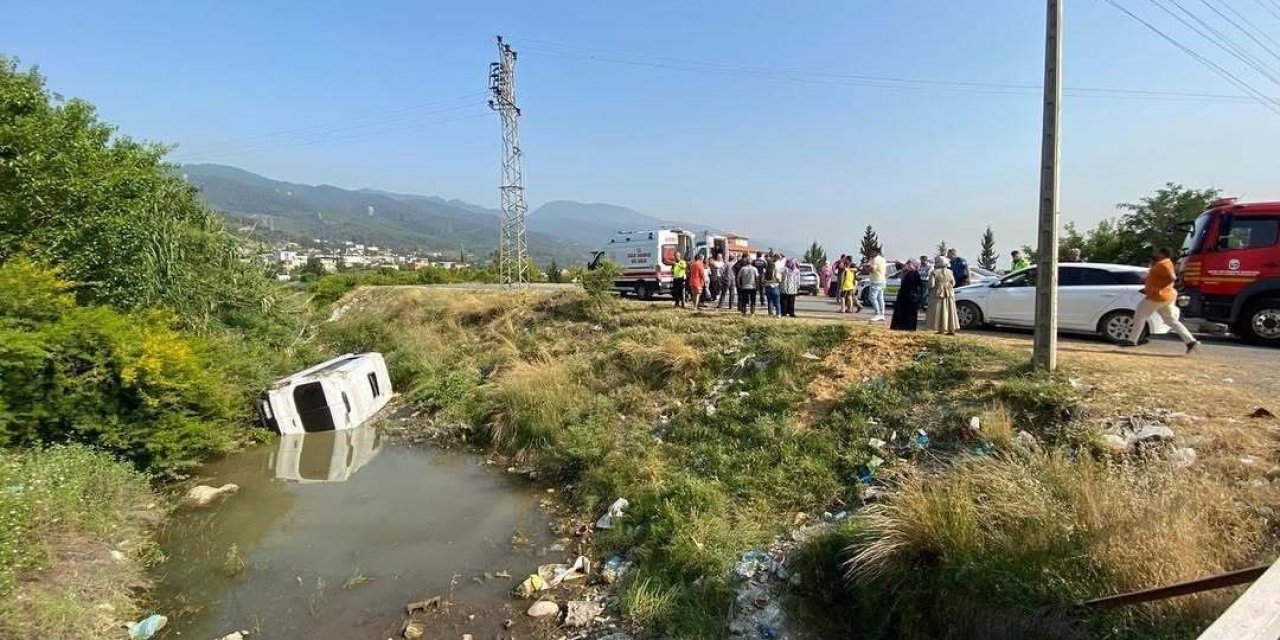 Kontrolden çıkan midibüs sulama kanalına uçtu