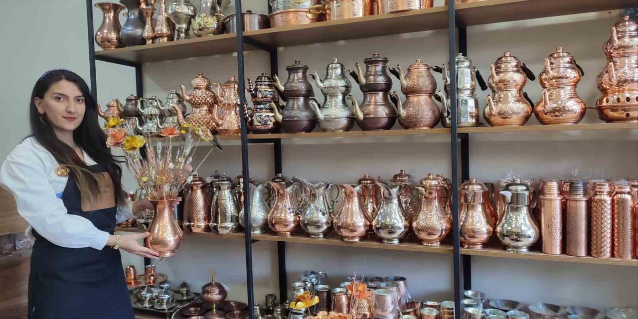 Kadın bakır ustası resmen sanat yapıyor