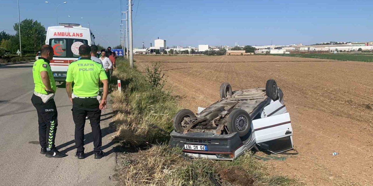 Şarampole devrilen otomobilin sürücüsü araçta sıkıştı