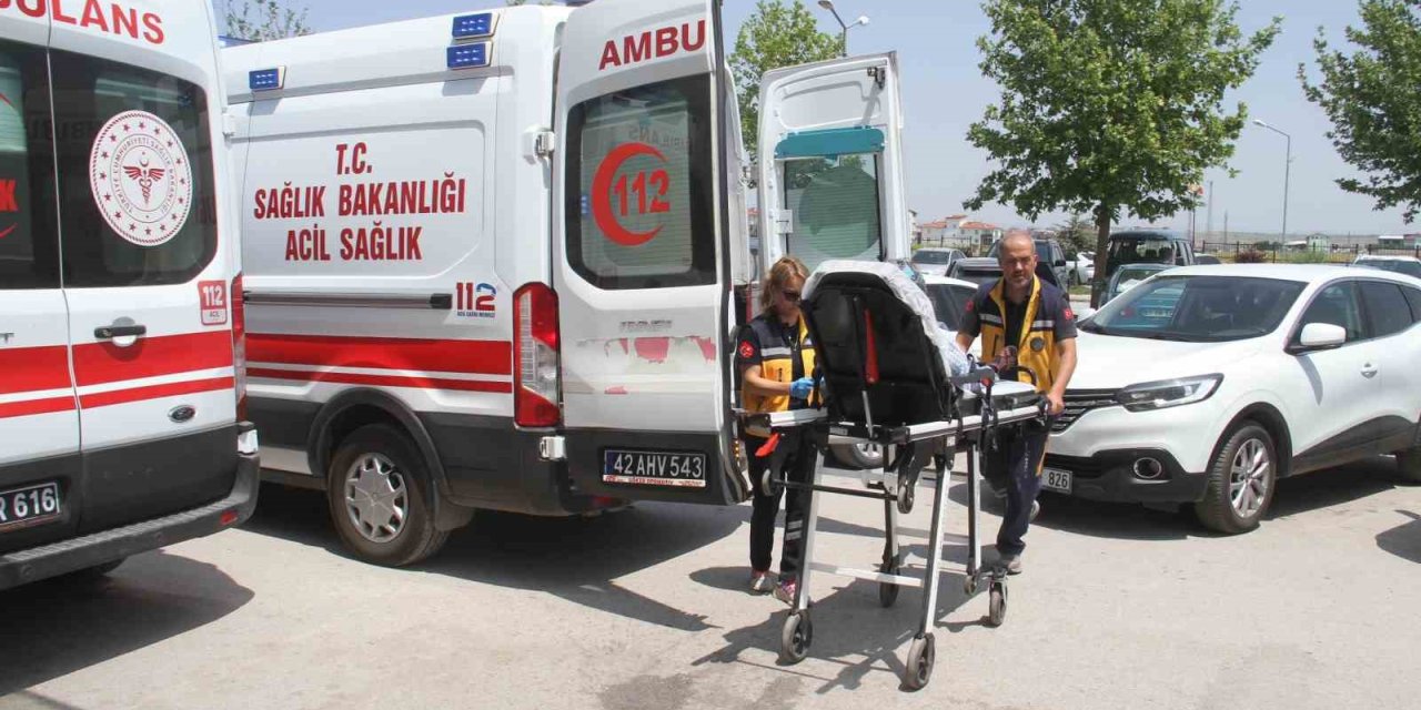 Seyir Halindeki Otomobil Araziye Devrildi