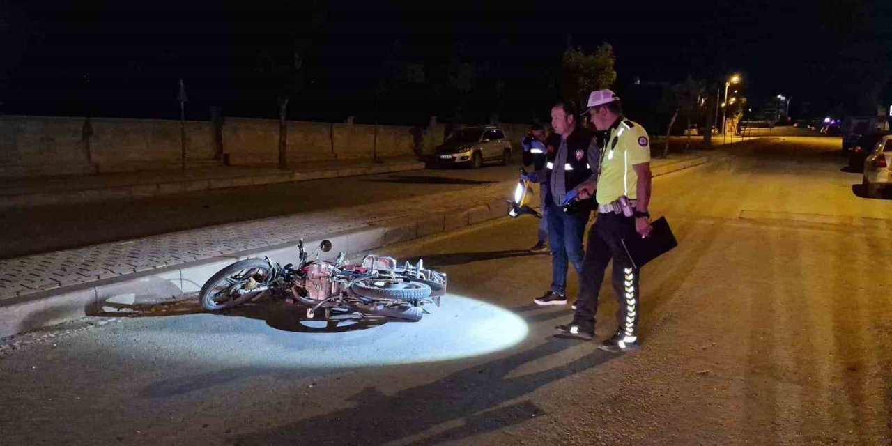 Karaman’da kontrolden çıkan motosiklet refüje çarptı: 2 kişi ağır yaralı