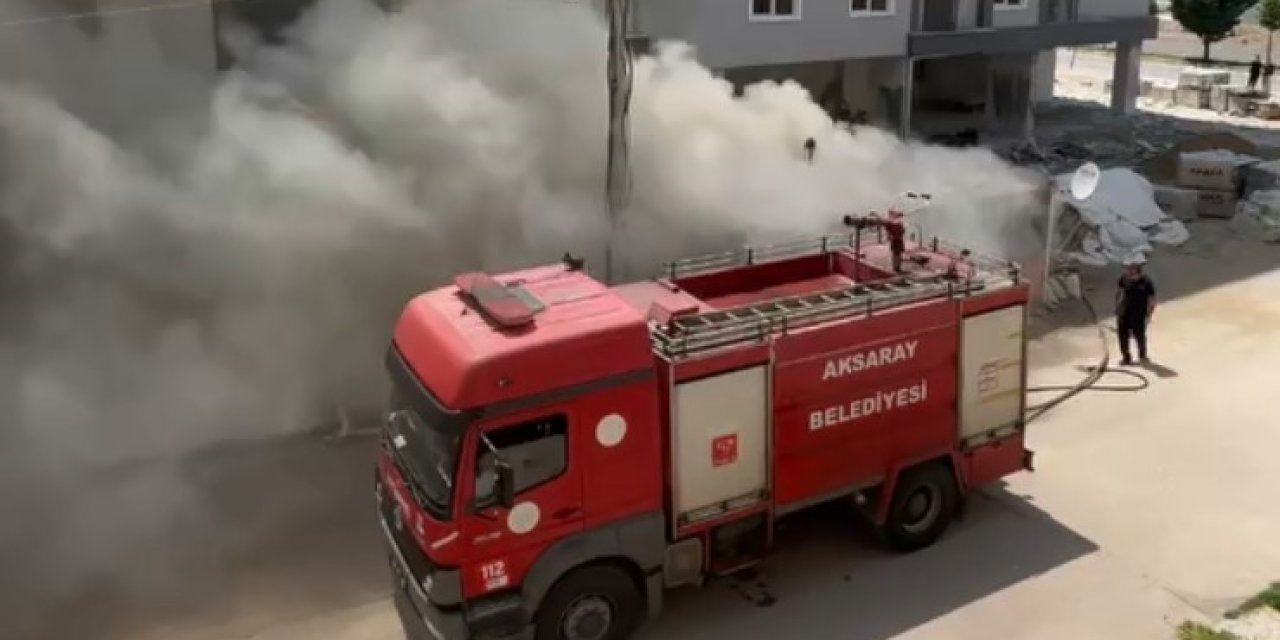 Bekçi kulübesinde çıkan yangın paniğe neden oldu