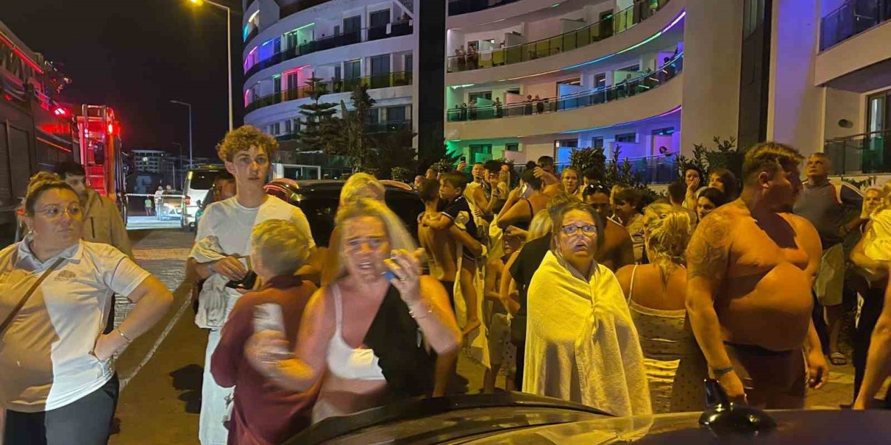 Alanya'da 5 Yıldızlı Otelde Korkutan Yangın: 622 Turist Tahliye Edildi