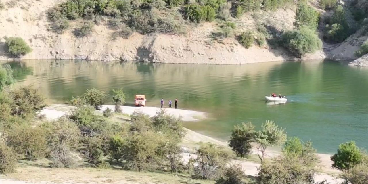 Baraj gölünde kayboldu, kıyıda baygın bulundu