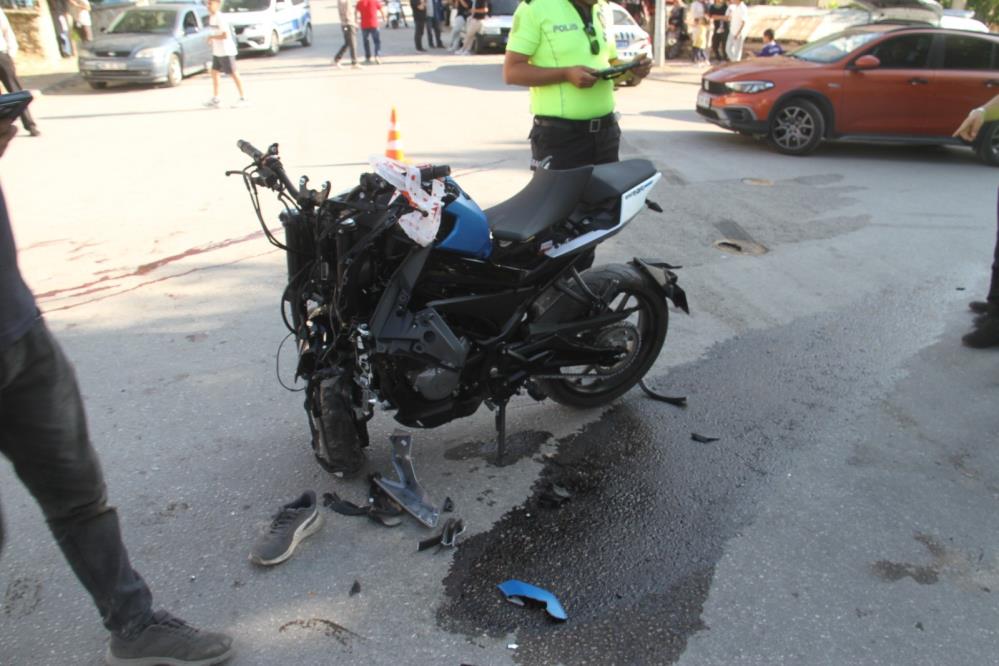 Minibüs ile çarpışan motosiklet sürücüsü hayatını kaybetti