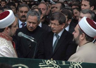 Bakan Davutoğlu'ndan taziye ziyareti