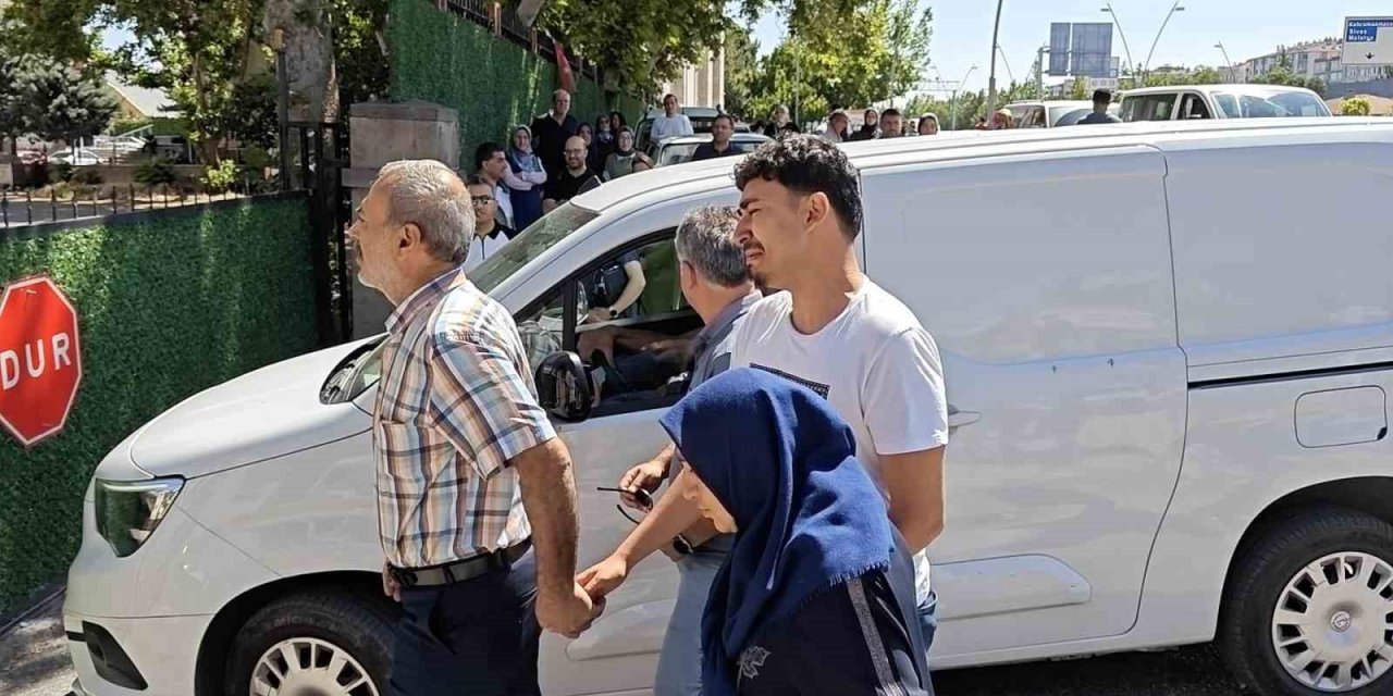 Sınava Yetişemeyen Gencin Ailesi Gazetecilere Tepki Gösterdi