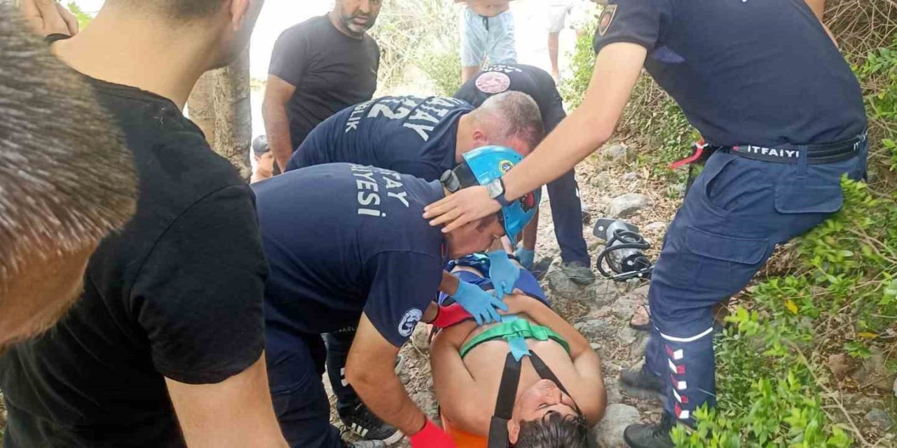 Serinlemek için girdi, ayağı kayalıklara sıkıştı
