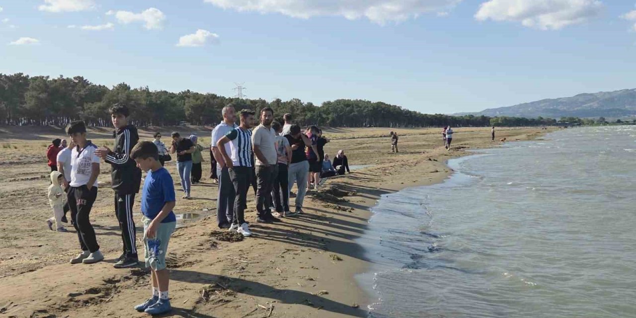 Serinlemek için göle giren 2 küçük kuzen bir daha çıkamadı