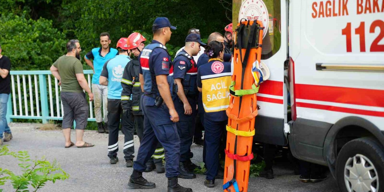 Oğlunu kurtarmak için dereye atlayan anne hayatını kaybetti