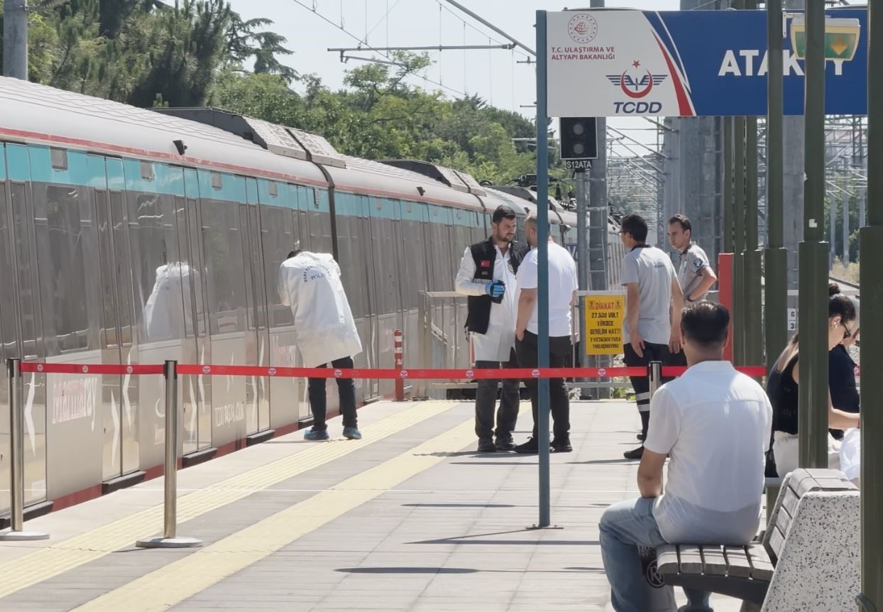 Marmaray’da olay: Raylara atlayarak canına kıydı