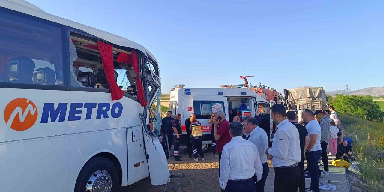 Yolcu otobüsü zincirleme kazaya neden oldu: 24 yaralı