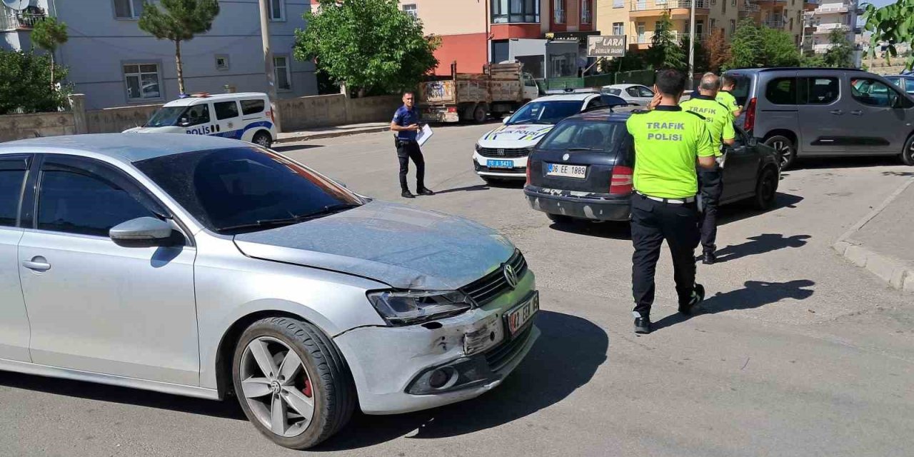 Karaman’da İki Otomobil Çarpıştı: 1 Kişi Yaralandı