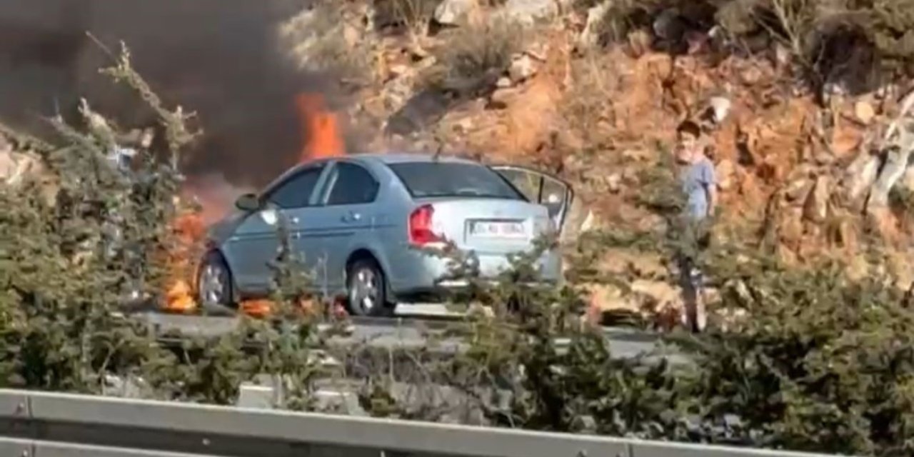 Seyir halindeki otomobil alev aldı, sürücü alevlere karşı tek başına mücadele etti
