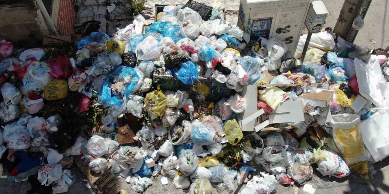 Maaş eylemi 8. gününde, sokaklar çöp yığınlarıyla doldu
