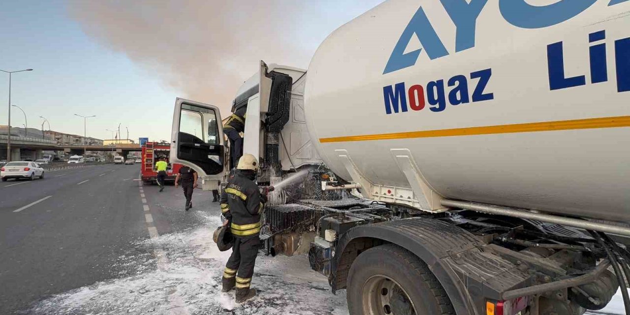 Gaz yüklü tankerde korkutan yangın: Trafik durdu, ekipler alarma geçti