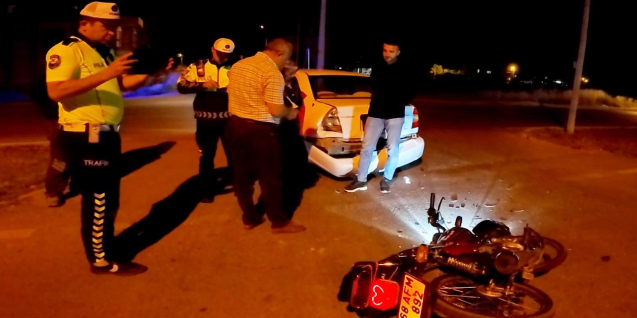 Otomobile arkadan çarpan genç motosikletli ağır yaralandı