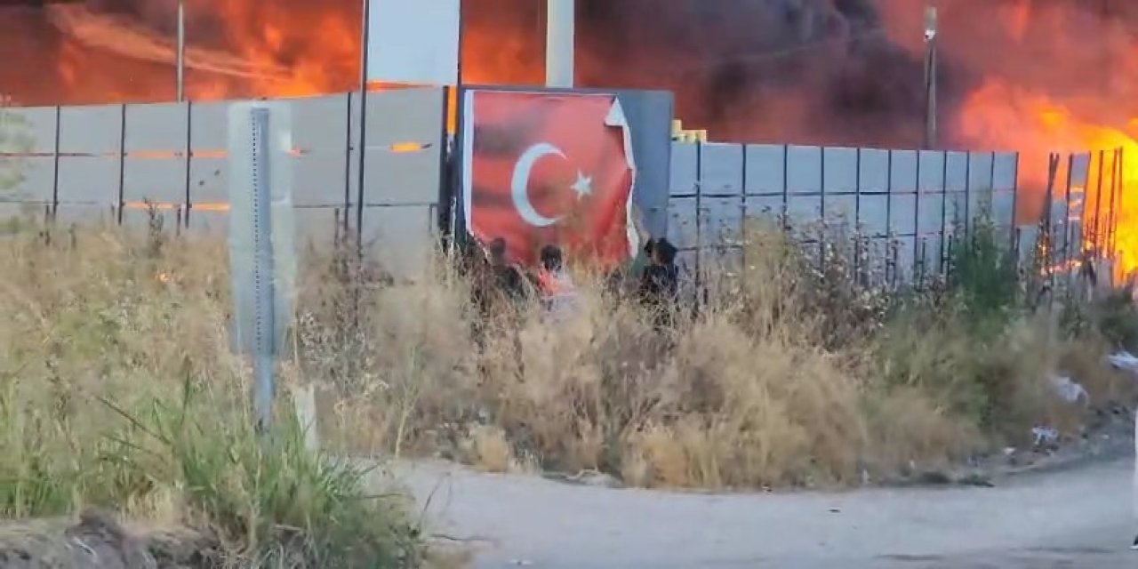 Alevlerin arasında kalan Türk bayrağını böyle kurtardı