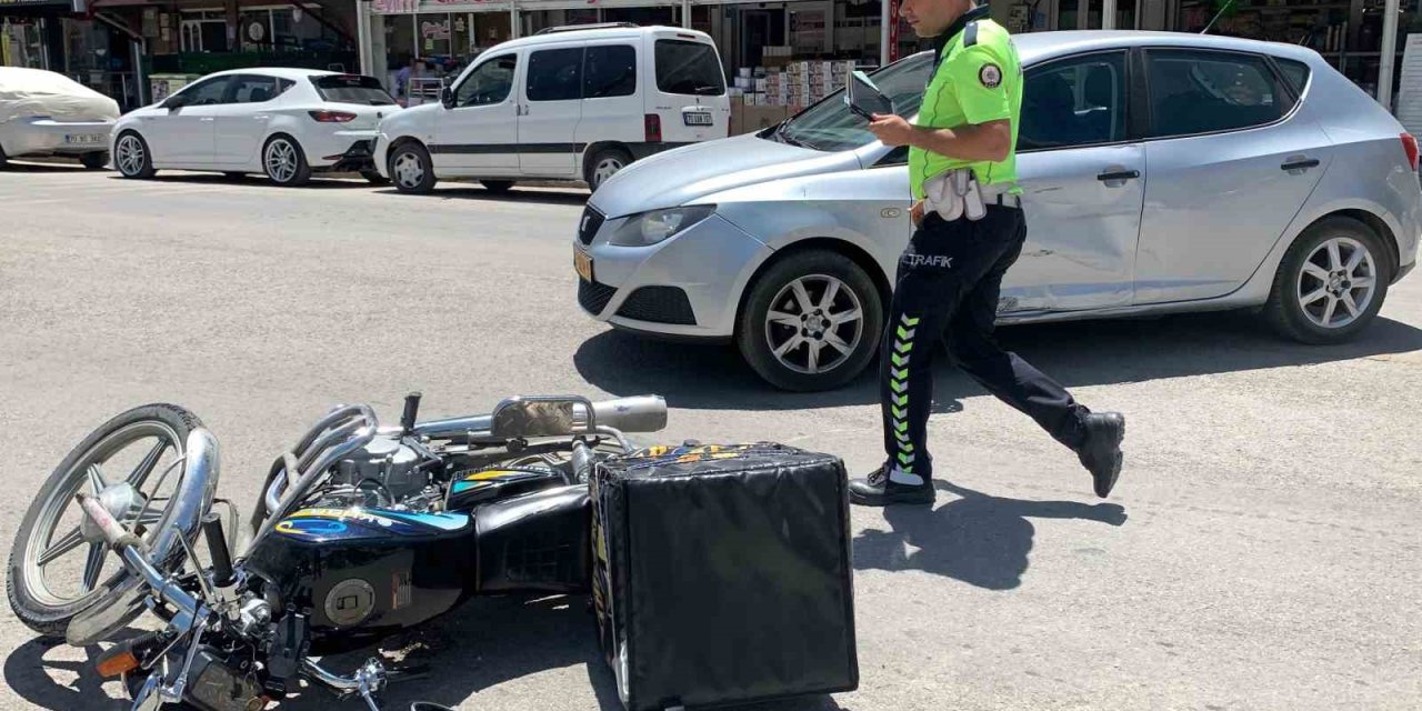 Karaman'da otomobil ile çarpışan motokurye yola savruldu: Hastaneye kaldırıldı