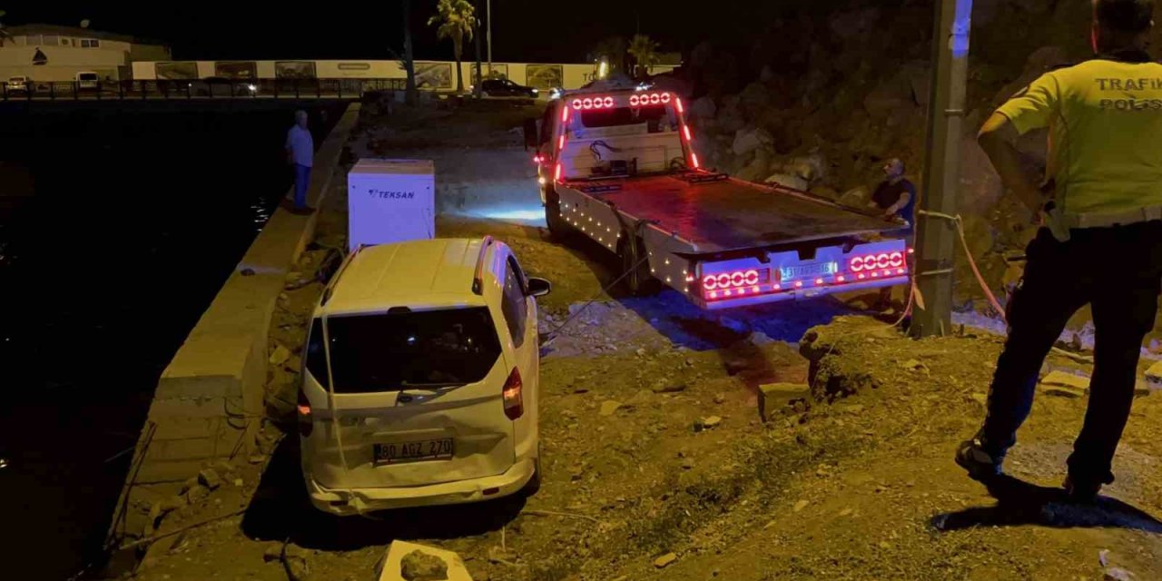 Aynı noktada ikinci kaza: Yol sanılan enkaz alanına otomobil uçtu:
