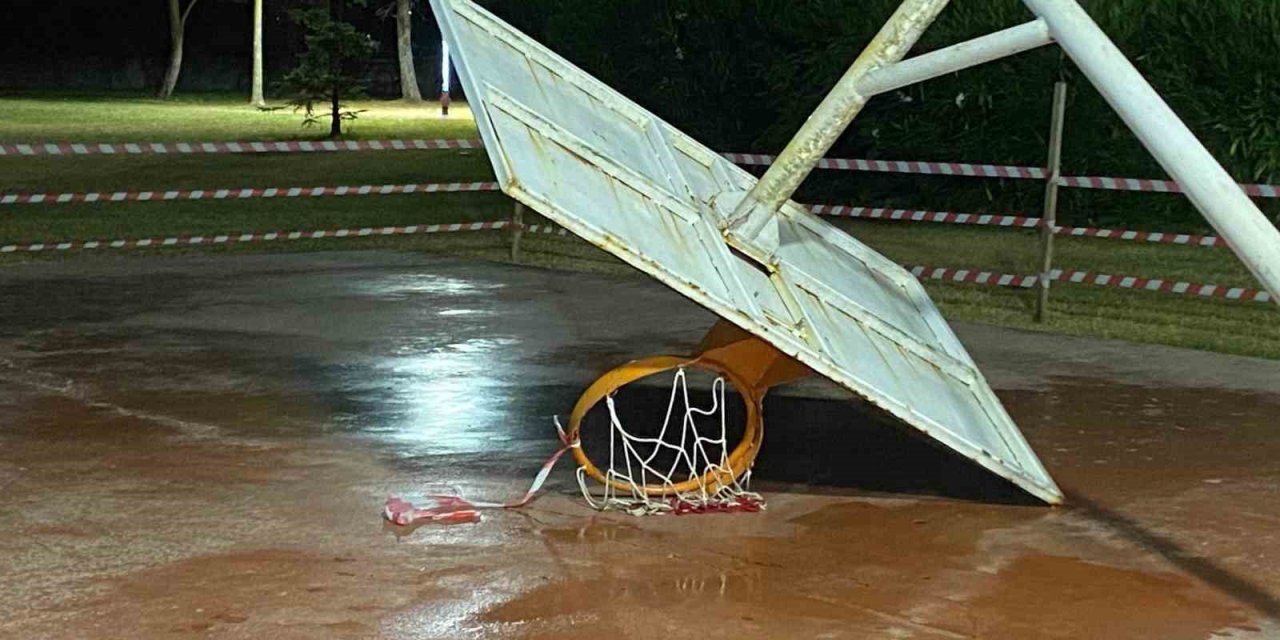 Basketbol potası 17 yaşındaki gencin üzerine devrildi