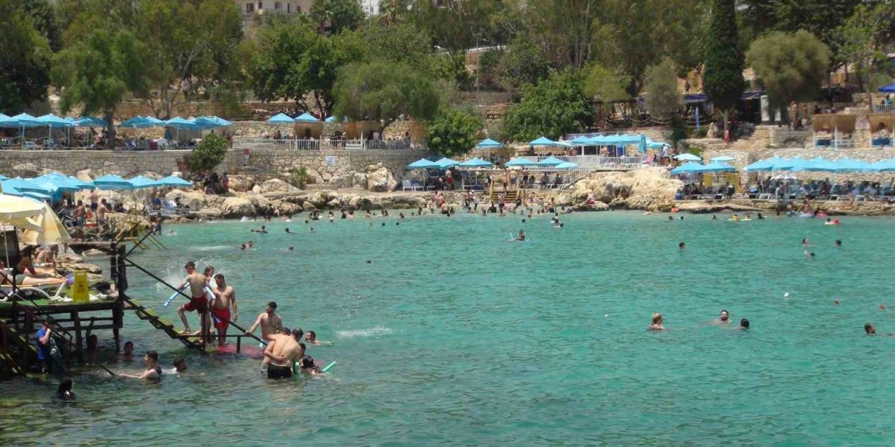 Tatlı ve tuzlu suyun buluştuğu Yapraklı Koy tatilcilerin gözdesi oldu