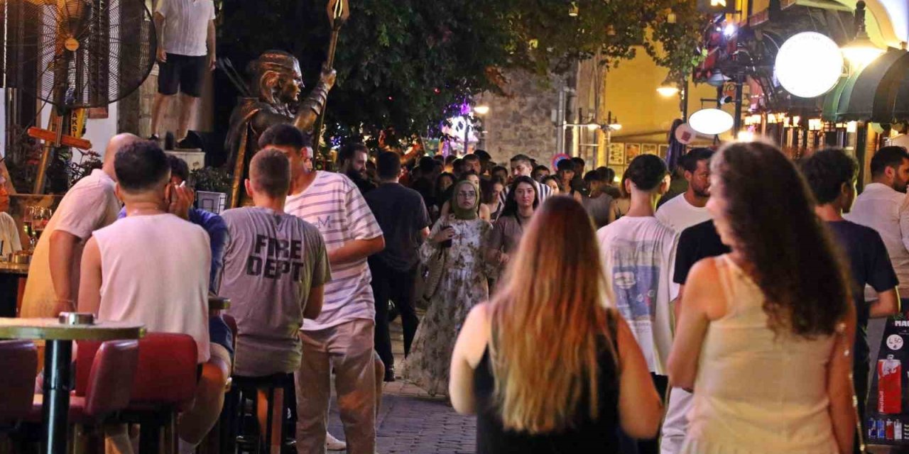 82 Kişilik Mahalle Akşamları 10 Bin Kişiyi Ağırlıyor