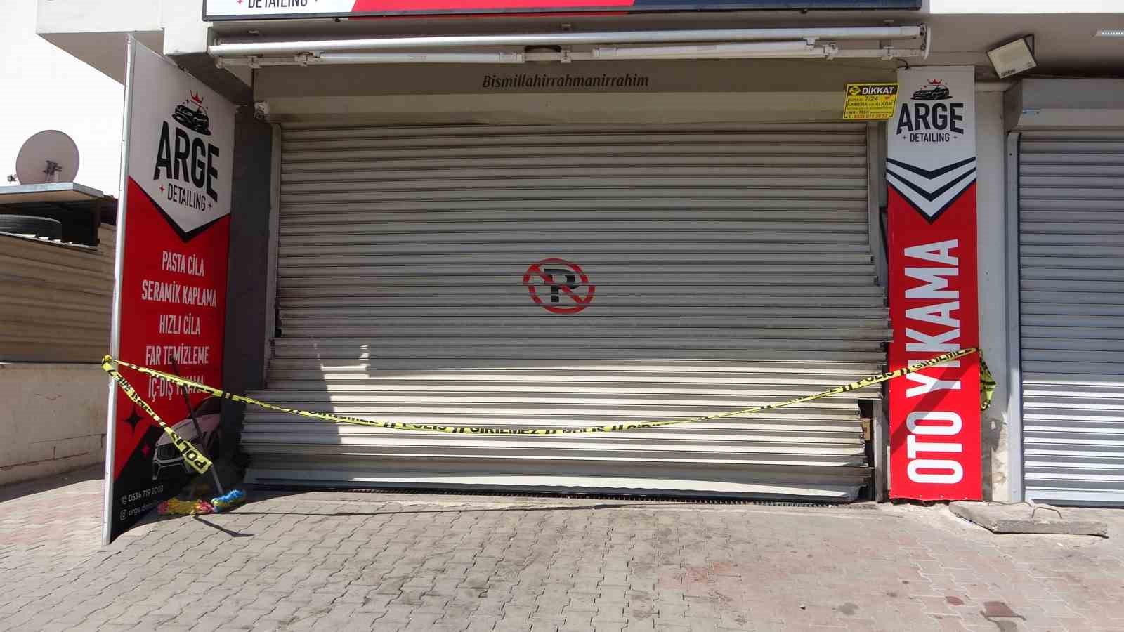 Oto yıkamacıda araç içinde 3 gencin cesedi bulundu