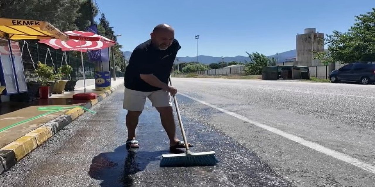 Dükkanının önünü yıkayıp süpüren bakkala başkandan plaket