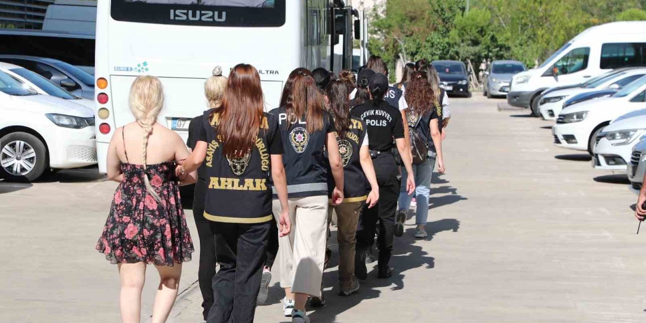 Fuhuş tuzağıyla gasp yaptılar: Gece avıyla yakalandılar