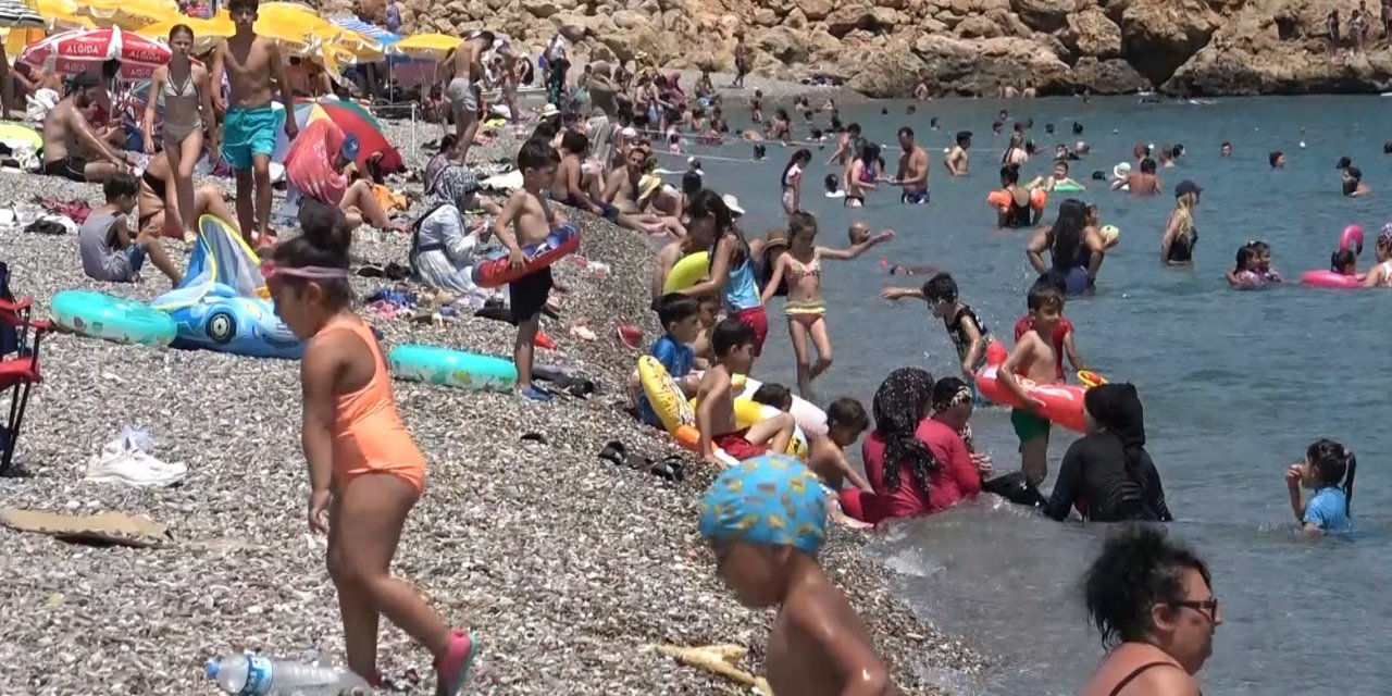 43 dereceyi gören Antalyalılar denize koştu