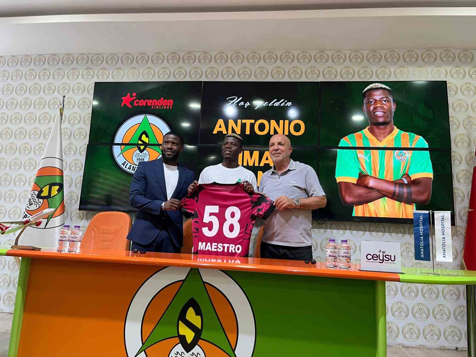Maestro Alanyaspor'a imza attı 58 numarayı kaptı