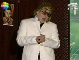 Yine taklitleriyle kırdı geçirdi! - İZLE