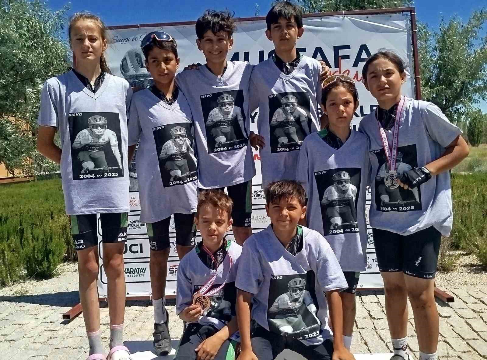 Akhisarlı sporcular kürsüden inmedi